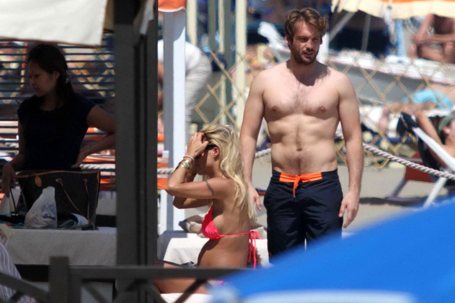 16P Michelle Hunziker pregnant wearing a bikini on the beach in Forte dei Marmi, Ita
