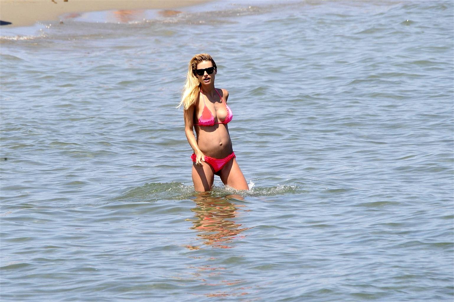 16P Michelle Hunziker pregnant wearing a bikini on the beach in Forte dei Marmi, Ita
