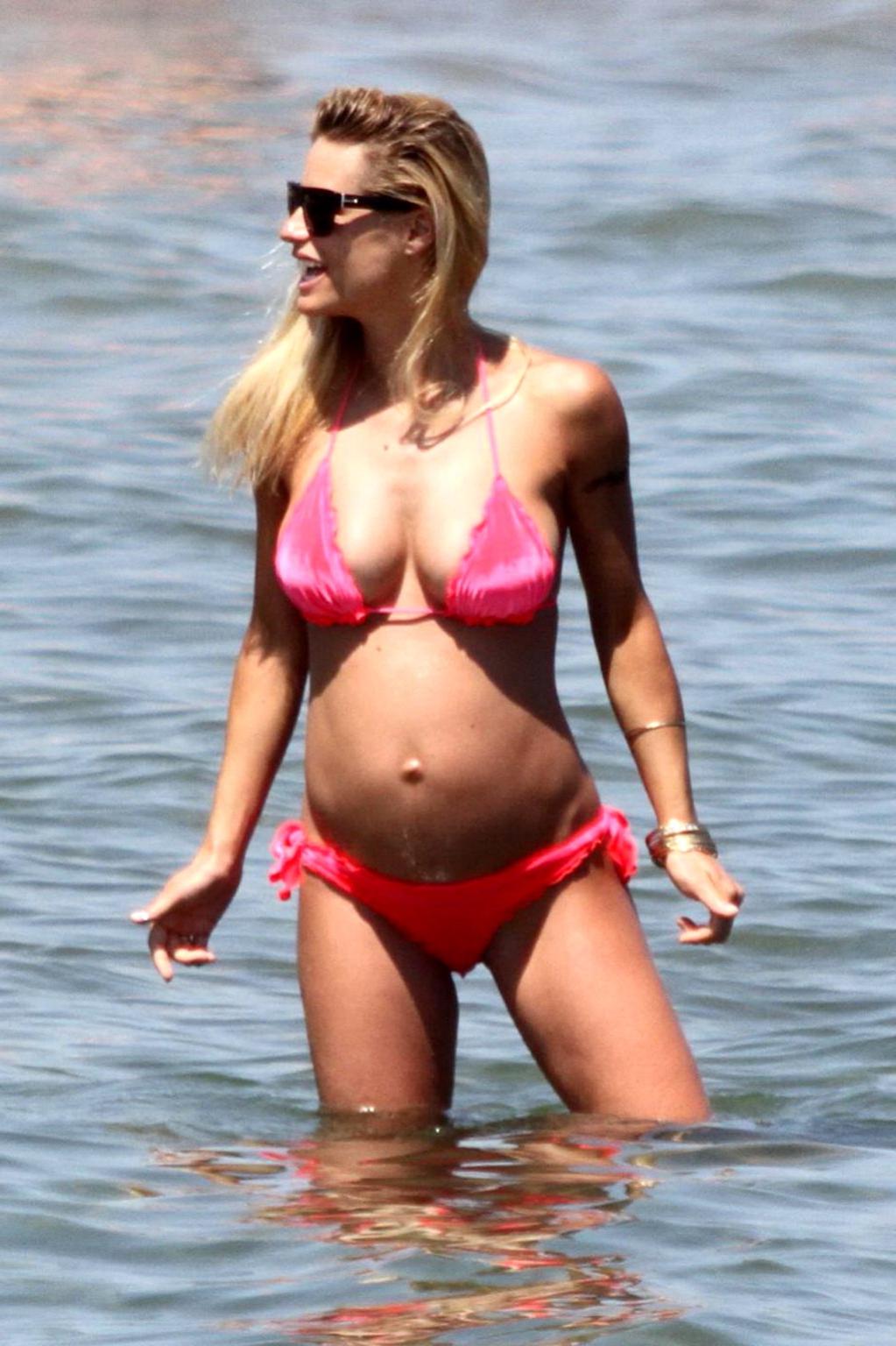 16P Michelle Hunziker pregnant wearing a bikini on the beach in Forte dei Marmi, Ita