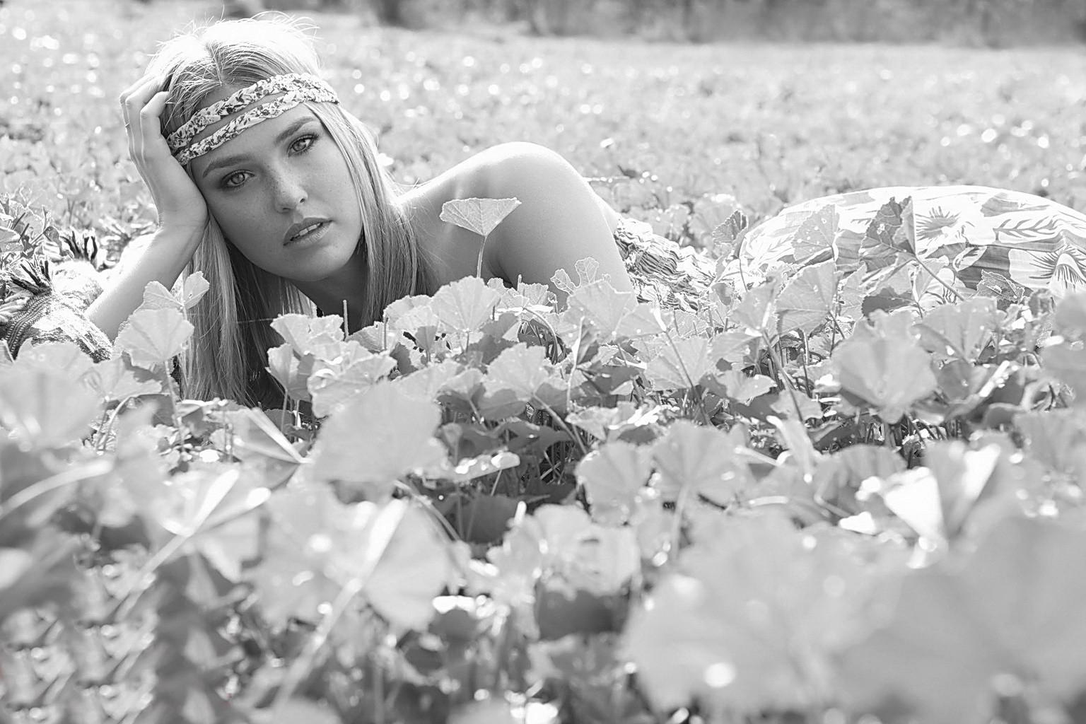 10P Bar Refaeli topless but hiding at Fox and Maxime magazine photoshoots