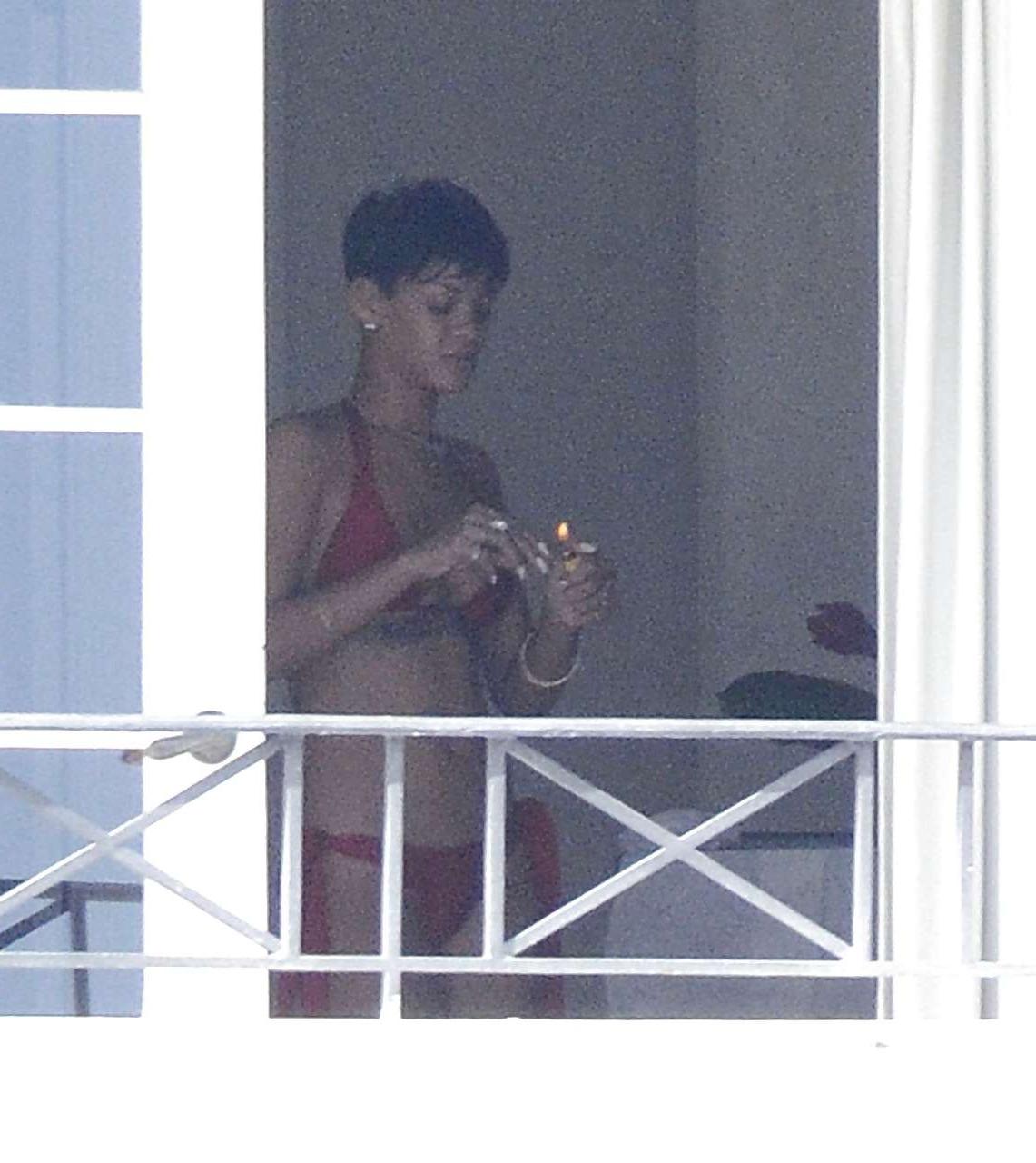10P Rihanna showing her tits and bare ass while changing bikini