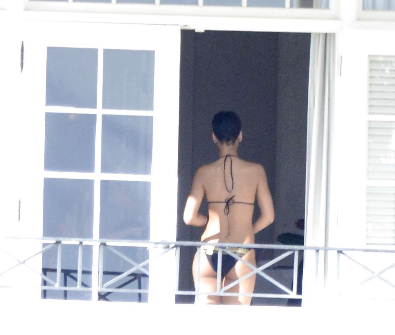 10P Rihanna showing her tits and bare ass while changing bikini