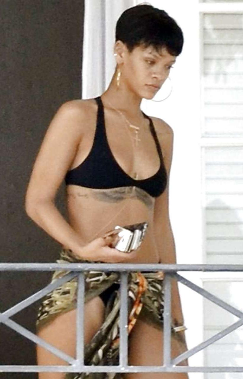 9P Rihanna exposing totally nude body while changing bikini
