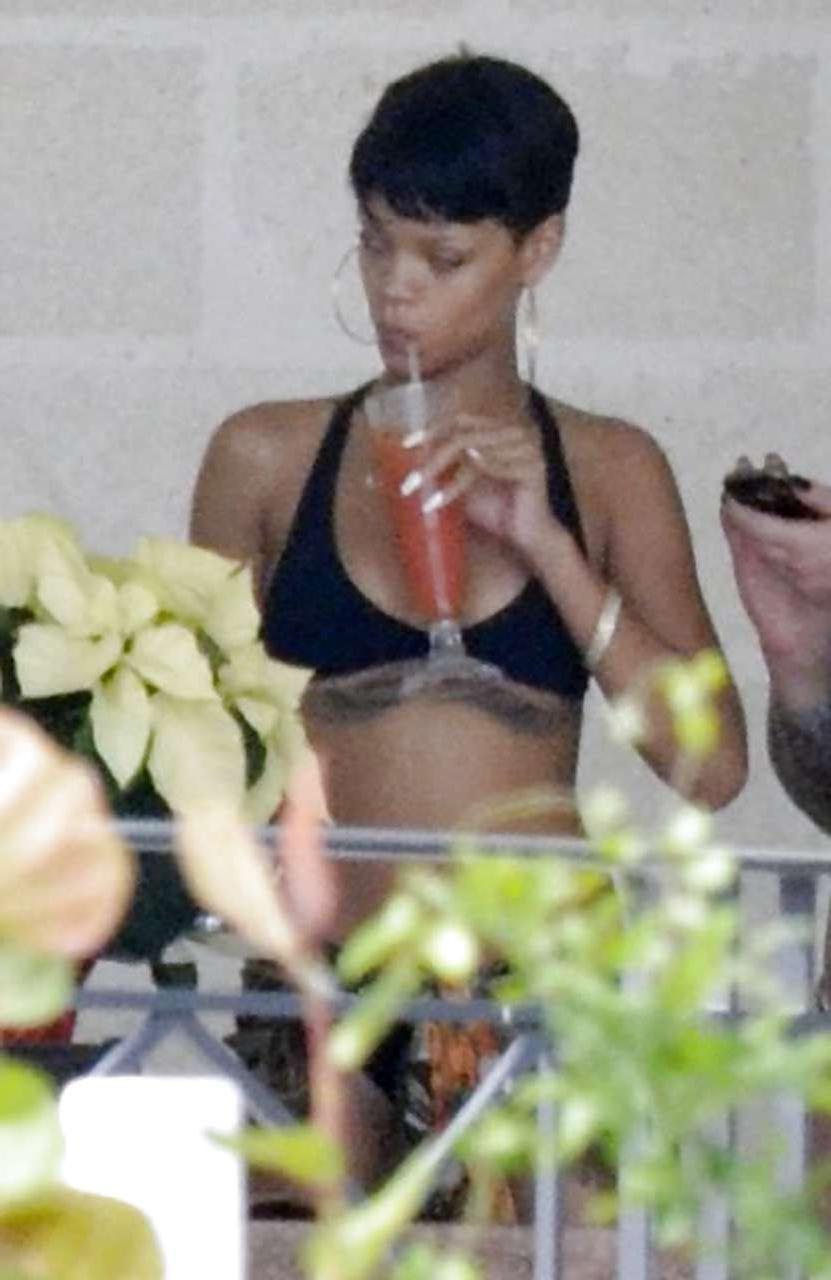 9P Rihanna exposing totally nude body while changing bikini