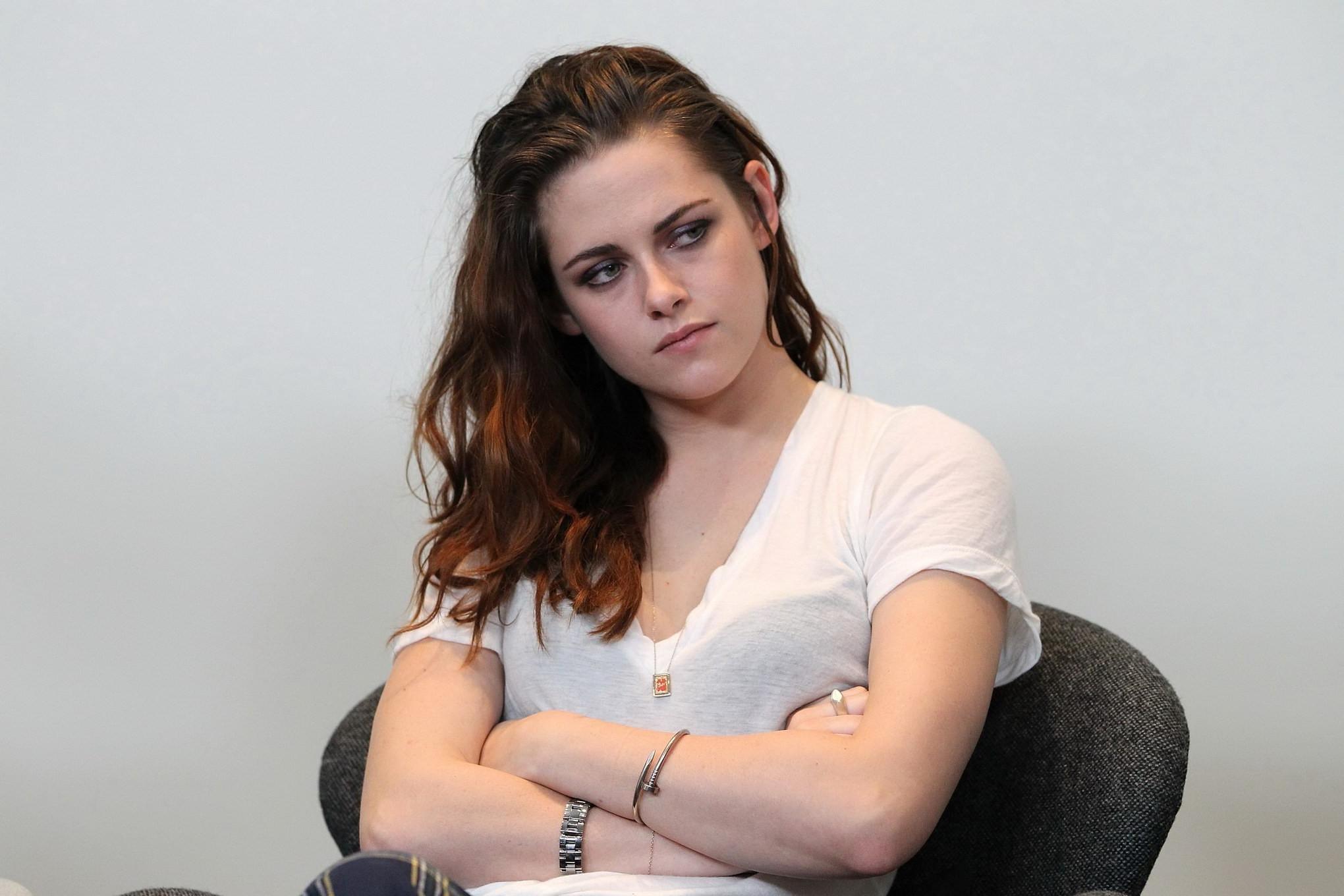 10P Kristen Stewart see through to bra at Variety Awards Studio in LA