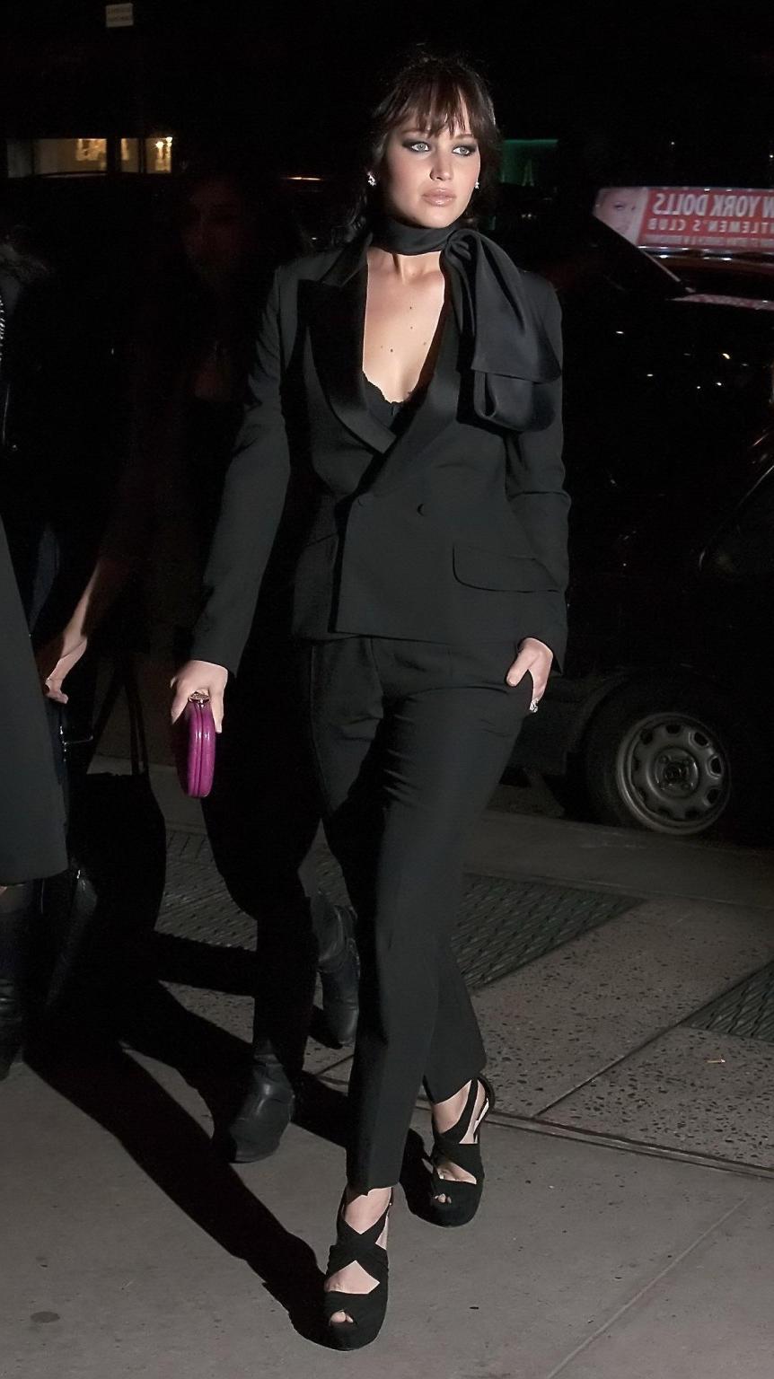 10P Jennifer Lawrence bra peak at 'The Silver Linings Playbook' premiere in NYC