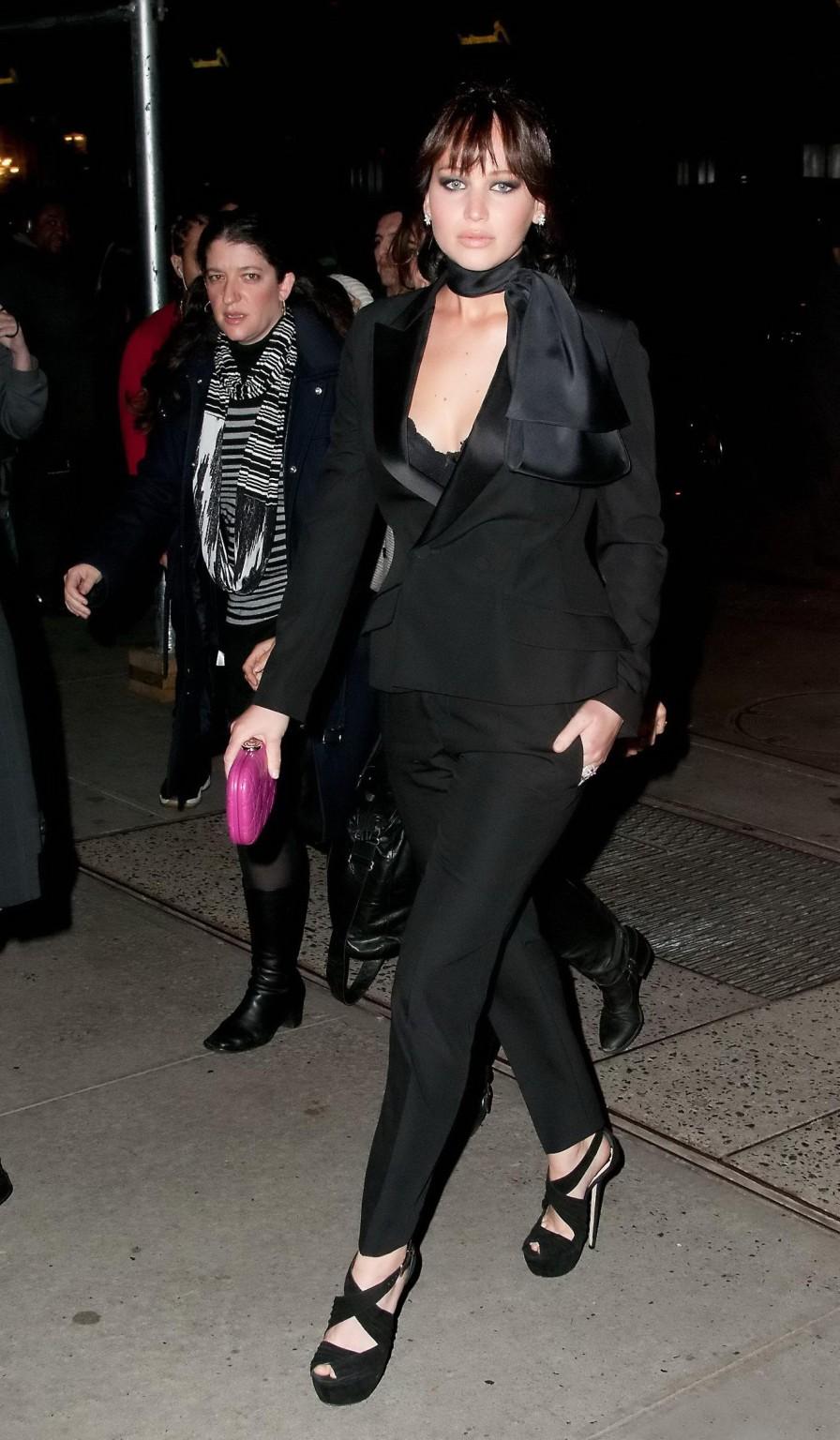 10P Jennifer Lawrence bra peak at 'The Silver Linings Playbook' premiere in NYC