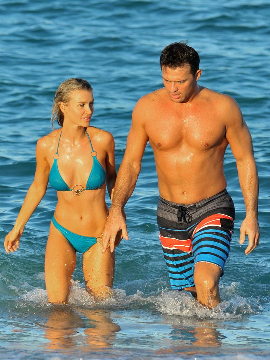 10P Joanna Krupa in bikini showing pokies  ass while humping her boyfriend on a beac
