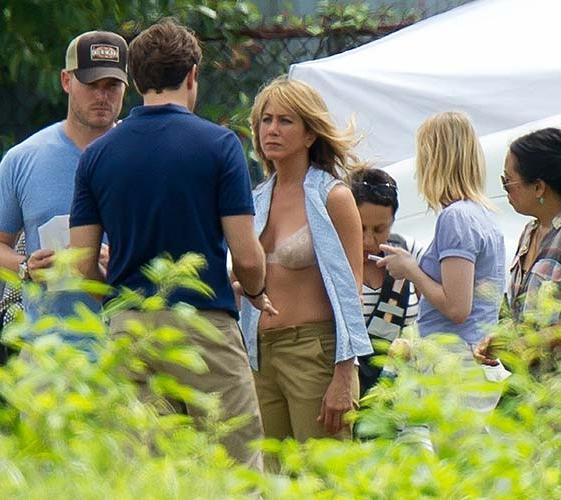 10P Jennifer Aniston caught in bra and underwear on the set