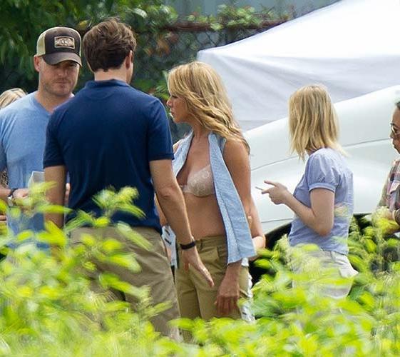 10P Jennifer Aniston caught in bra and underwear on the set
