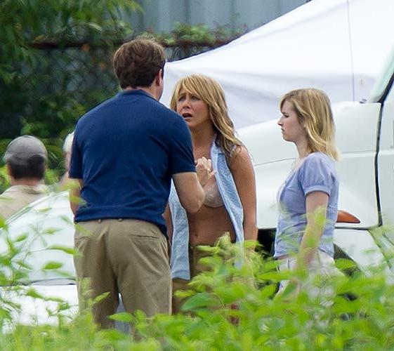 10P Jennifer Aniston caught in bra and underwear on the set