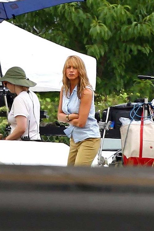 10P Jennifer Aniston caught in bra and underwear on the set