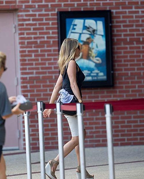 10P Jennifer Aniston caught in bra and underwear on the set