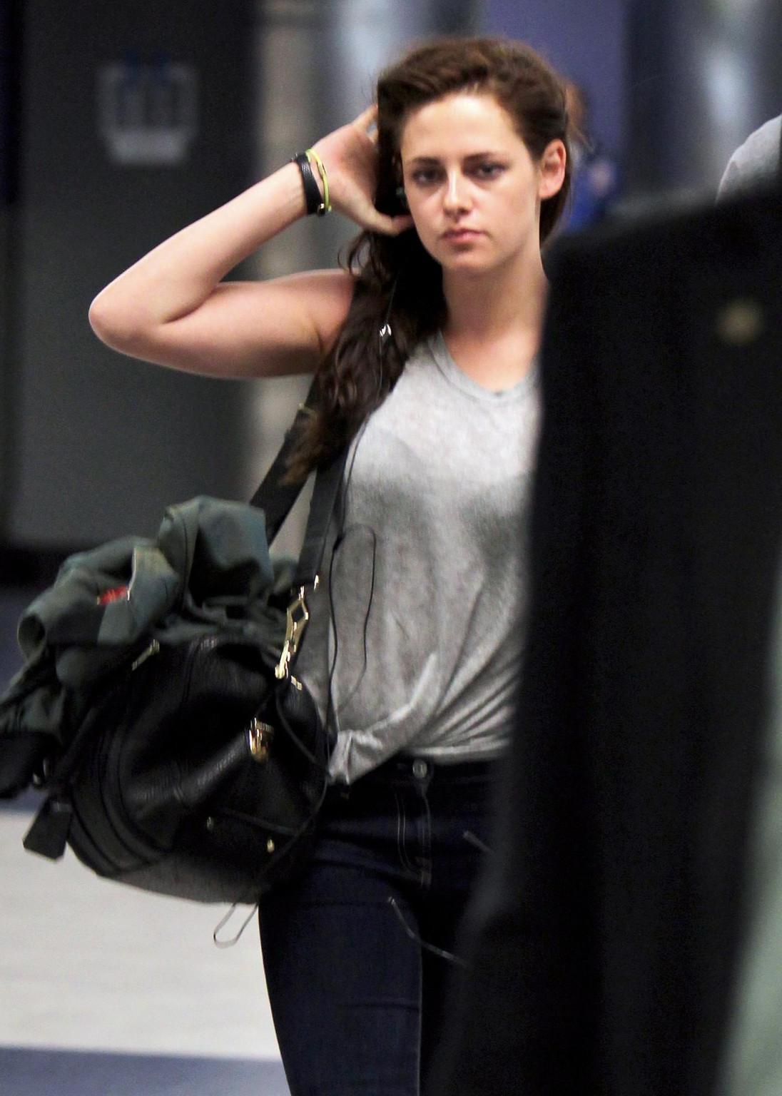 10P Kristen Stewart see through to bra at LAX Airport in LA