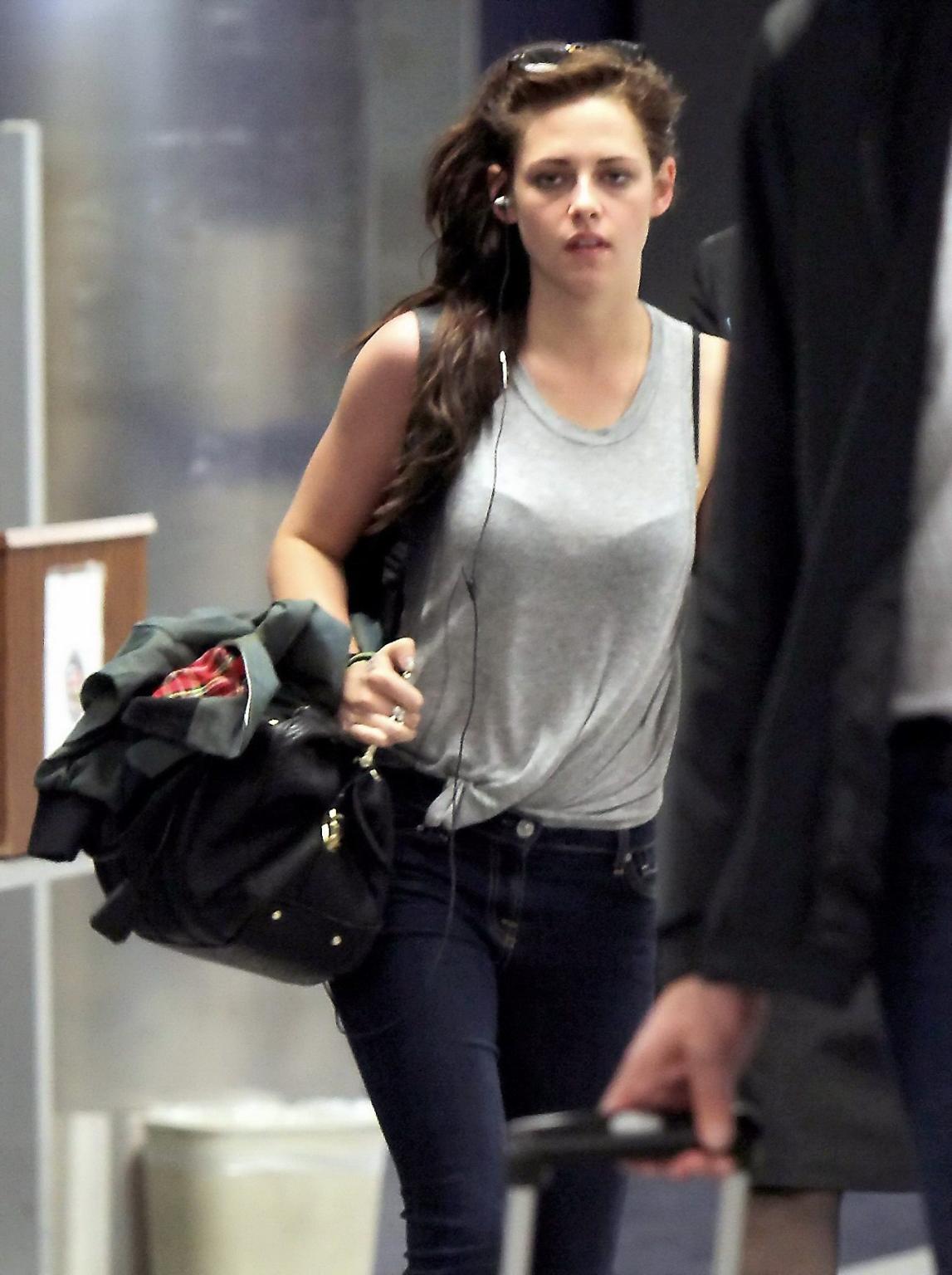 10P Kristen Stewart see through to bra at LAX Airport in LA