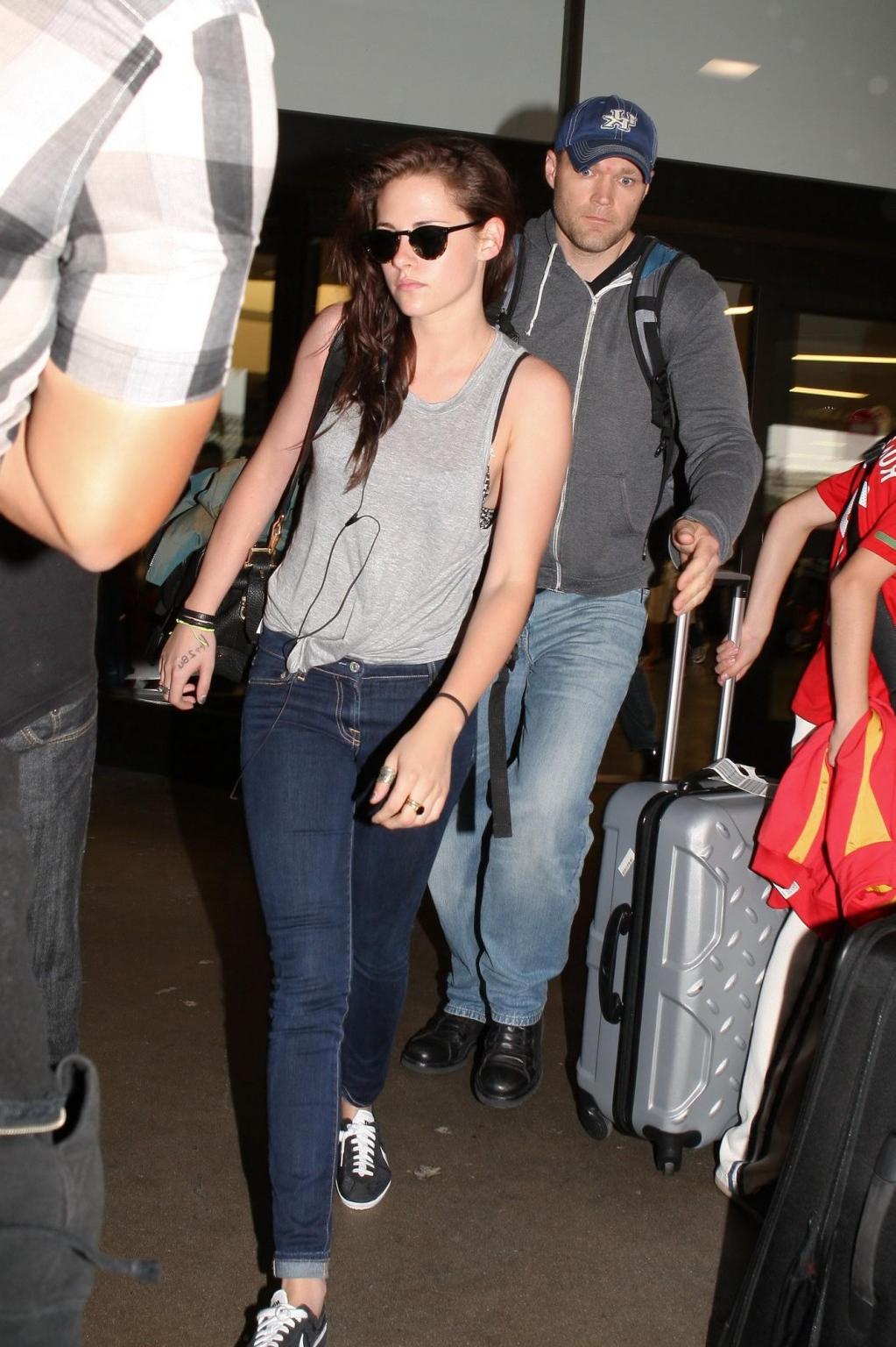 10P Kristen Stewart see through to bra at LAX Airport in LA