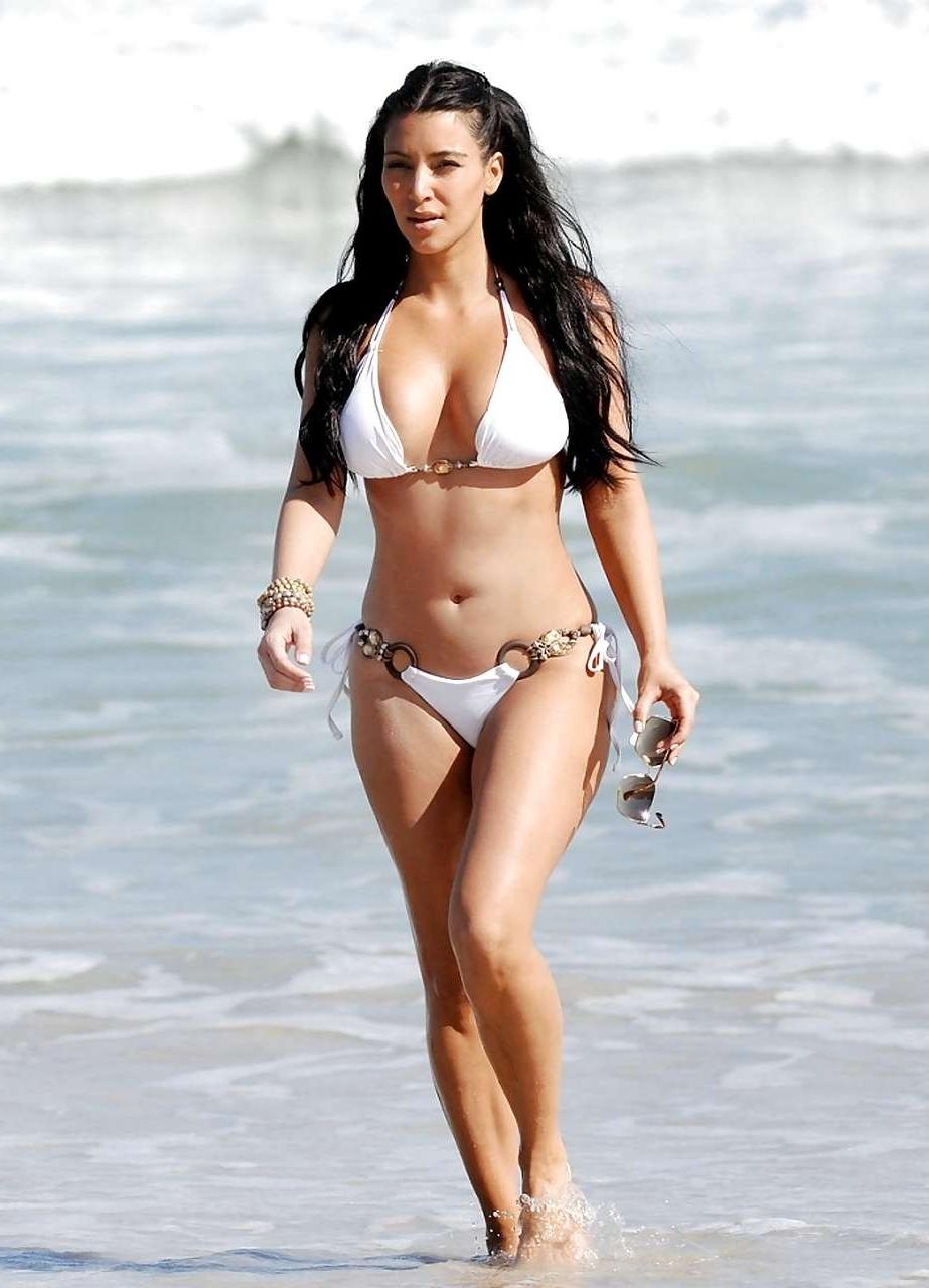 16P Kim Kardashian exposing her nice body in bikini with boyfriend
