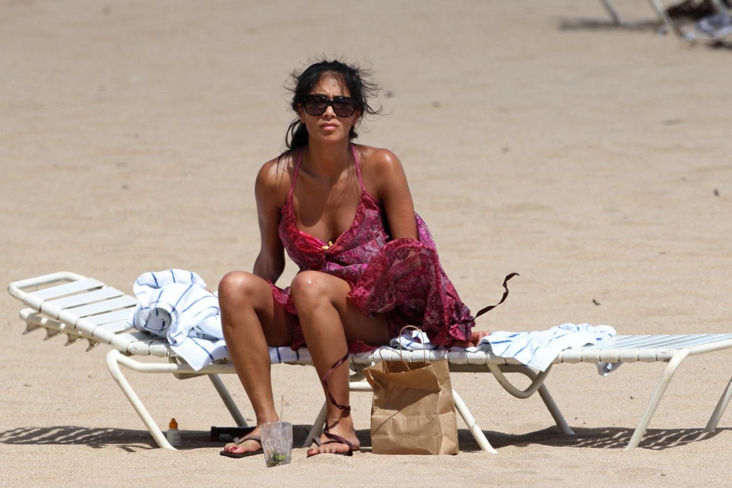 16P Nicole Scherzinger big cleavage in bikini top