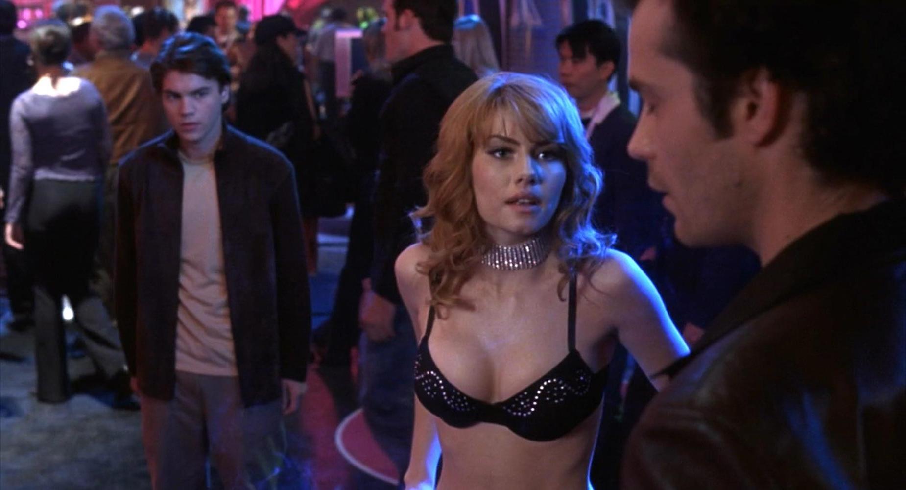 16P Elisha Cuthbert lässt im Bikini ein riesiges Dekolleté fallen