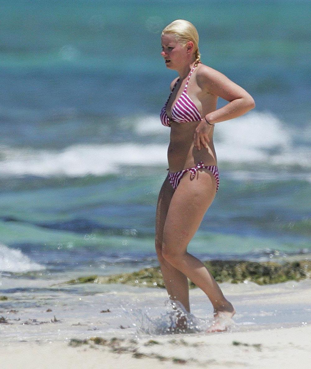 16P Elisha Cuthbert lässt im Bikini ein riesiges Dekolleté fallen
