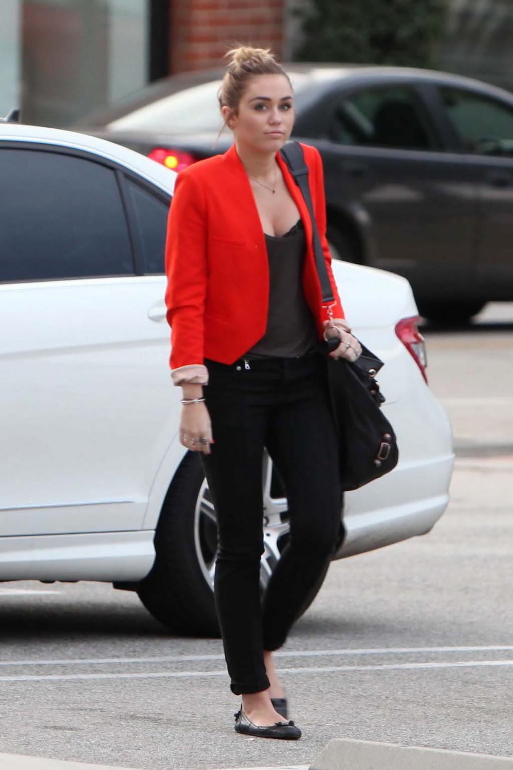 16P Miley Cyrus busty  bra peak out in Los Angeles