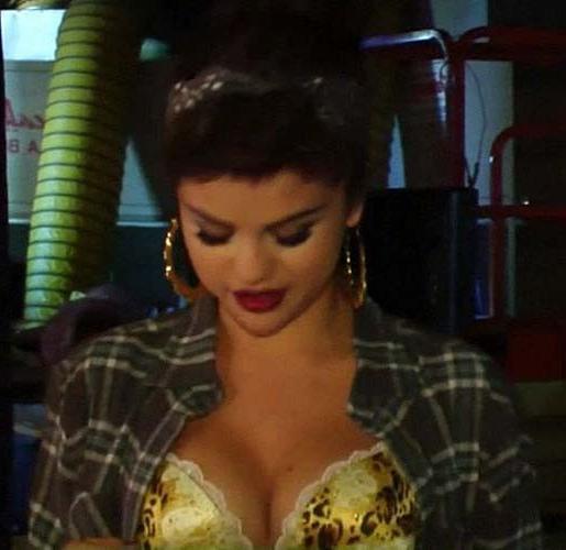 16P Selena Gomez exposing sexy ass in short shorts and huge boobs in bra