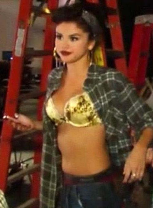 16P Selena Gomez exposing sexy ass in short shorts and huge boobs in bra