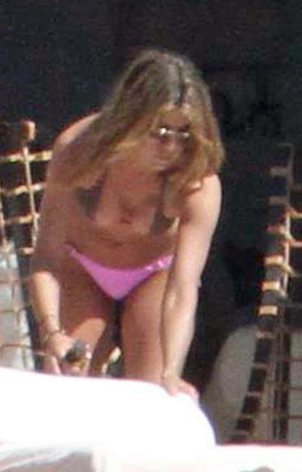 15P Jennifer Aniston magnificent cleavage in bikini