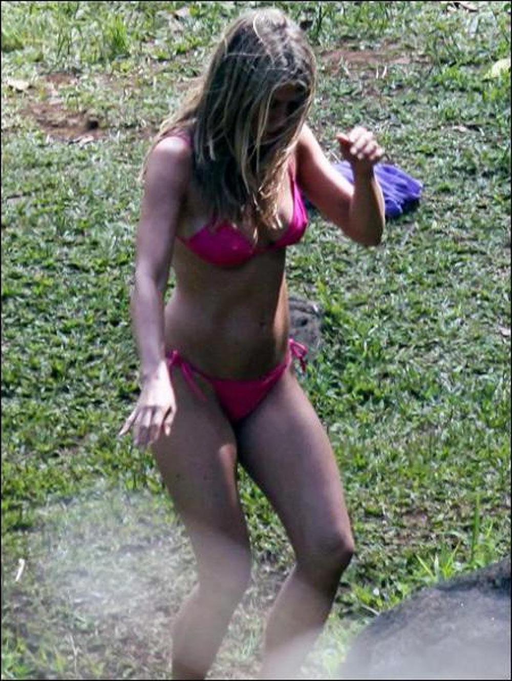 15P Jennifer Aniston magnificent cleavage in bikini