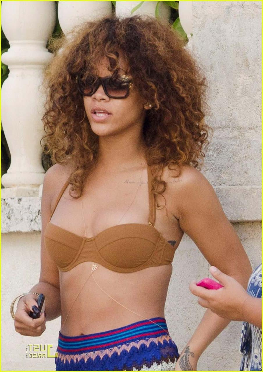 16P Rihanna exposing her fucking sexy body and nice tits just in bra