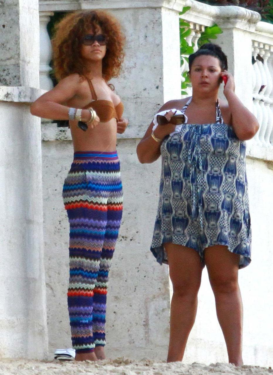 16P Rihanna exposing her fucking sexy body and nice tits just in bra