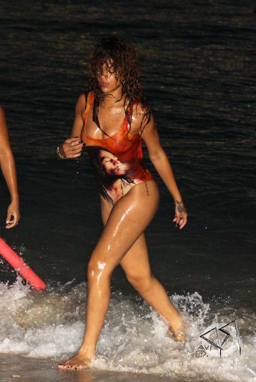16P Rihanna exposing her fucking sexy body and nice tits just in bra