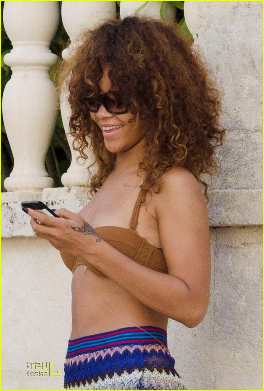 16P Rihanna exposing her fucking sexy body and nice tits just in bra