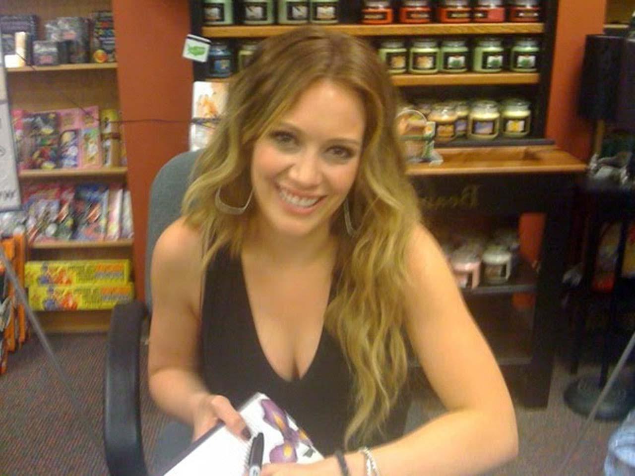 16P Hilary Duff posing and showing sexy body and nice tits in sports bra