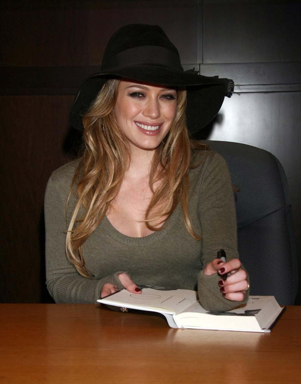 16P Hilary Duff posing and showing sexy body and nice tits in sports bra