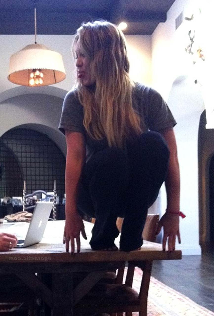 16P Hilary Duff posing and showing sexy body and nice tits in sports bra