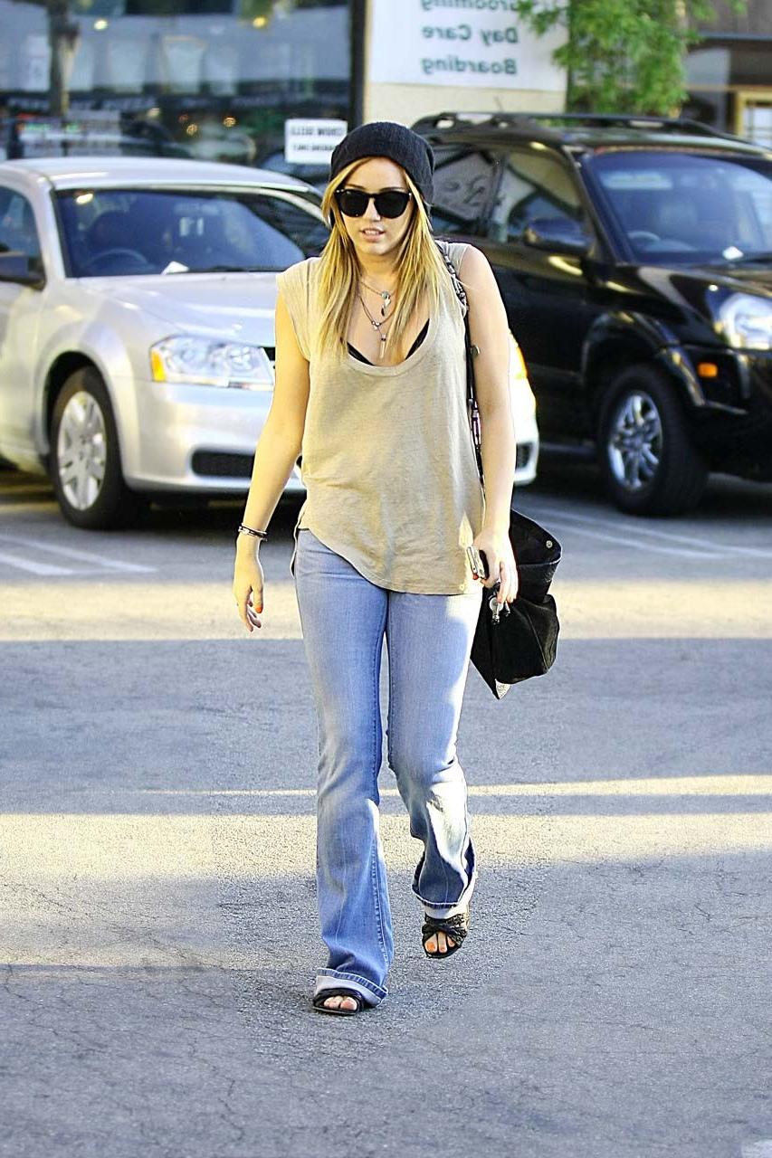 16P Miley Cyrus fucking sexy and hot bra peek paparazzi photos on street