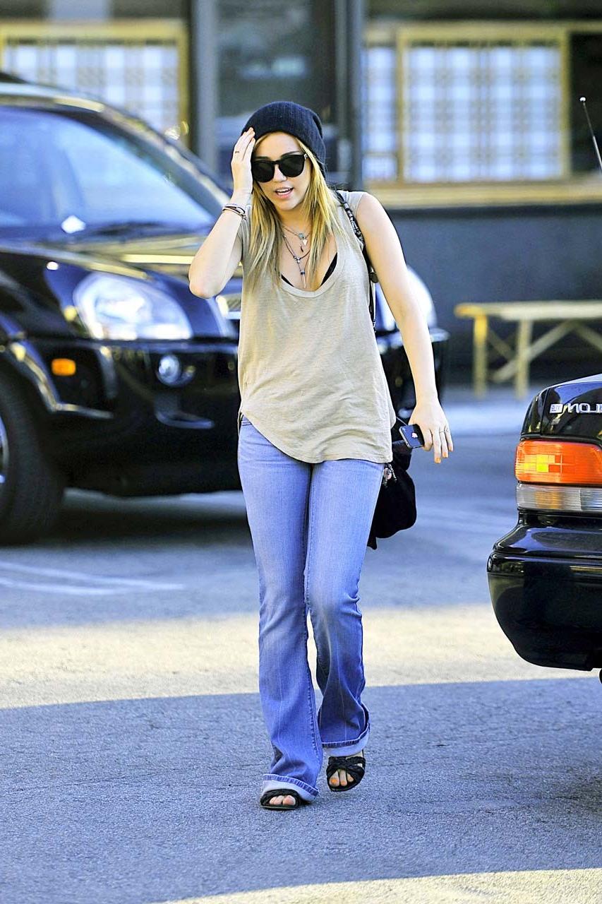 16P Miley Cyrus fucking sexy and hot bra peek paparazzi photos on street