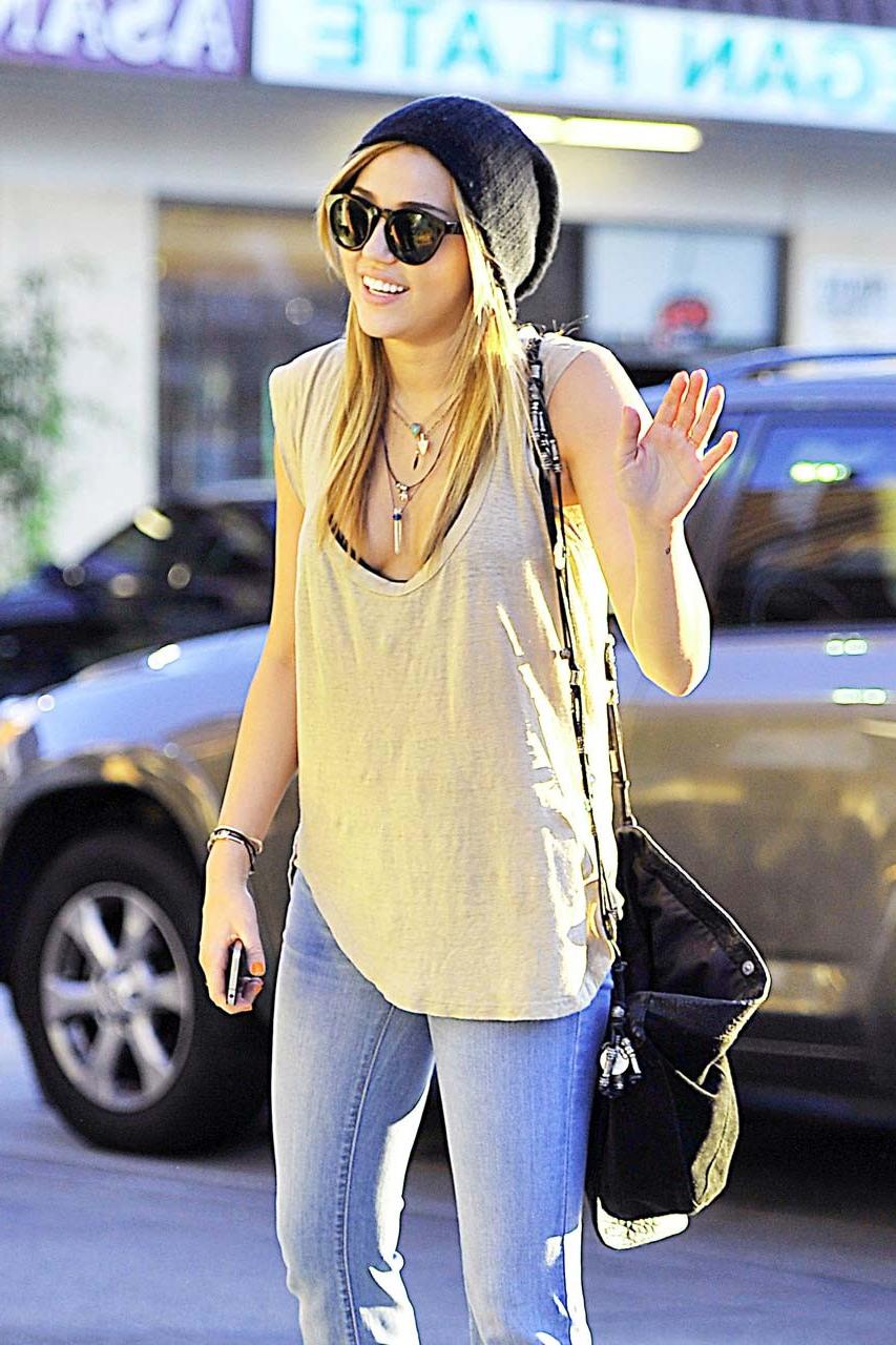 16P Miley Cyrus fucking sexy and hot bra peek paparazzi photos on street