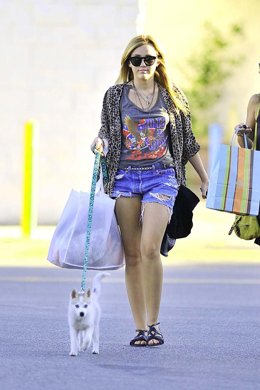 16P Miley Cyrus fucking sexy and hot bra peek paparazzi photos on street