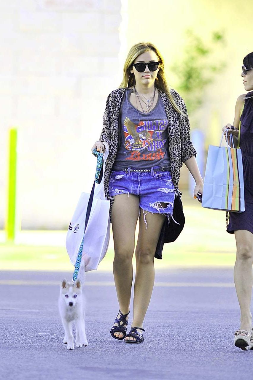 16P Miley Cyrus fucking sexy and hot bra peek paparazzi photos on street
