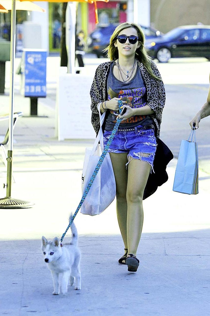 16P Miley Cyrus fucking sexy and hot bra peek paparazzi photos on street