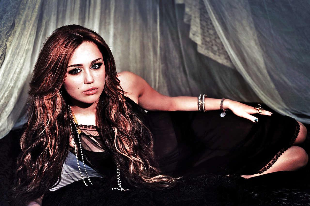 16P Miley Cyrus in red bra and shorts and posing sexy with snake and in stockings on