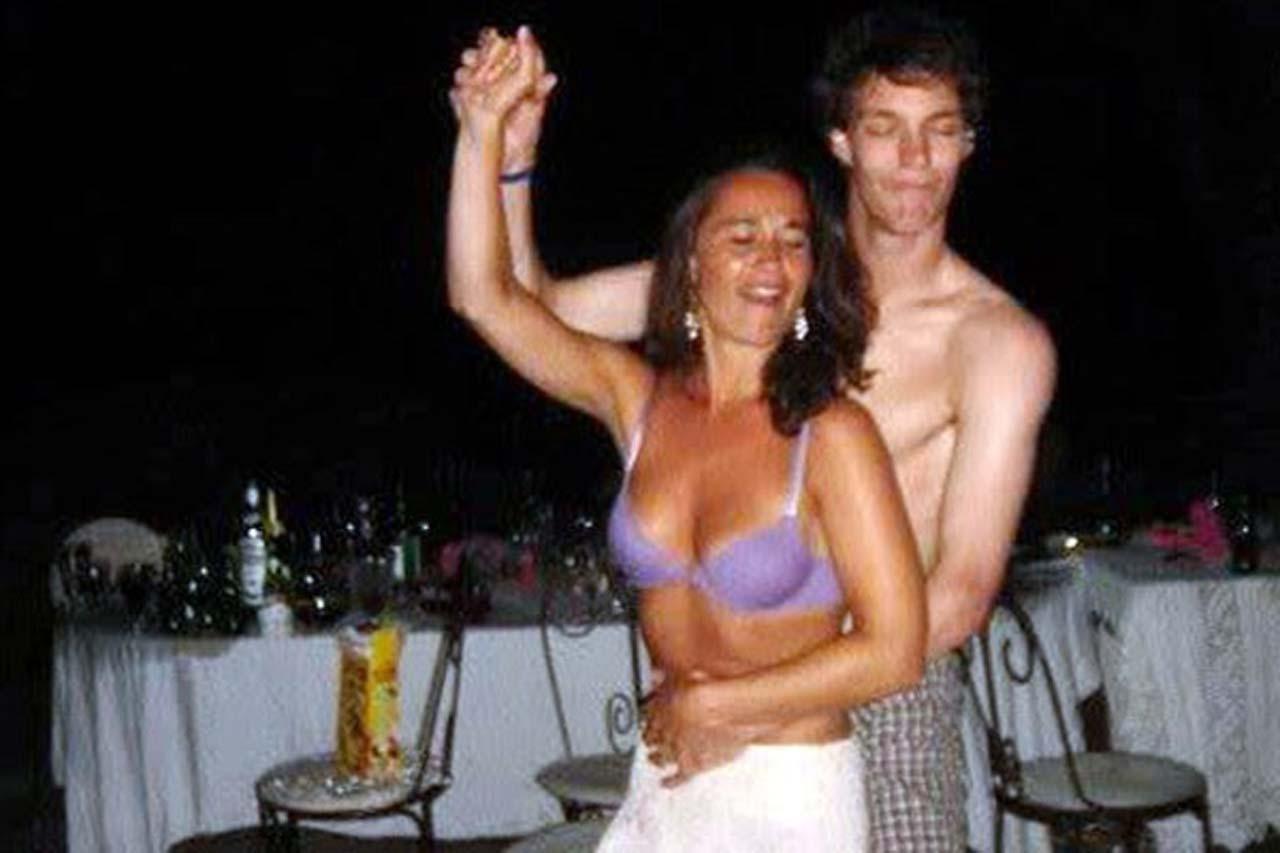 16P Pippa Middleton dancing without bra and enjoying in topless on yacht