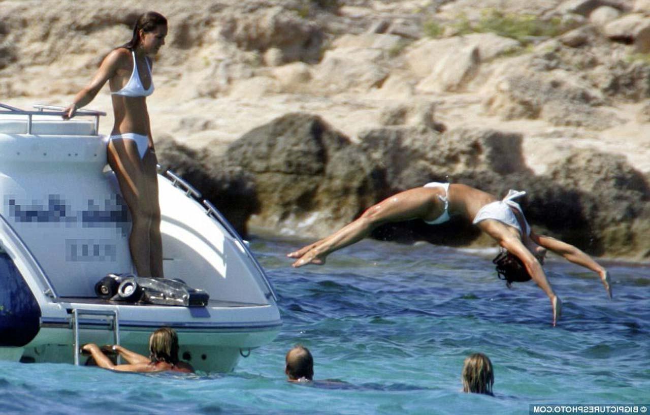16P Pippa Middleton dancing without bra and enjoying in topless on yacht