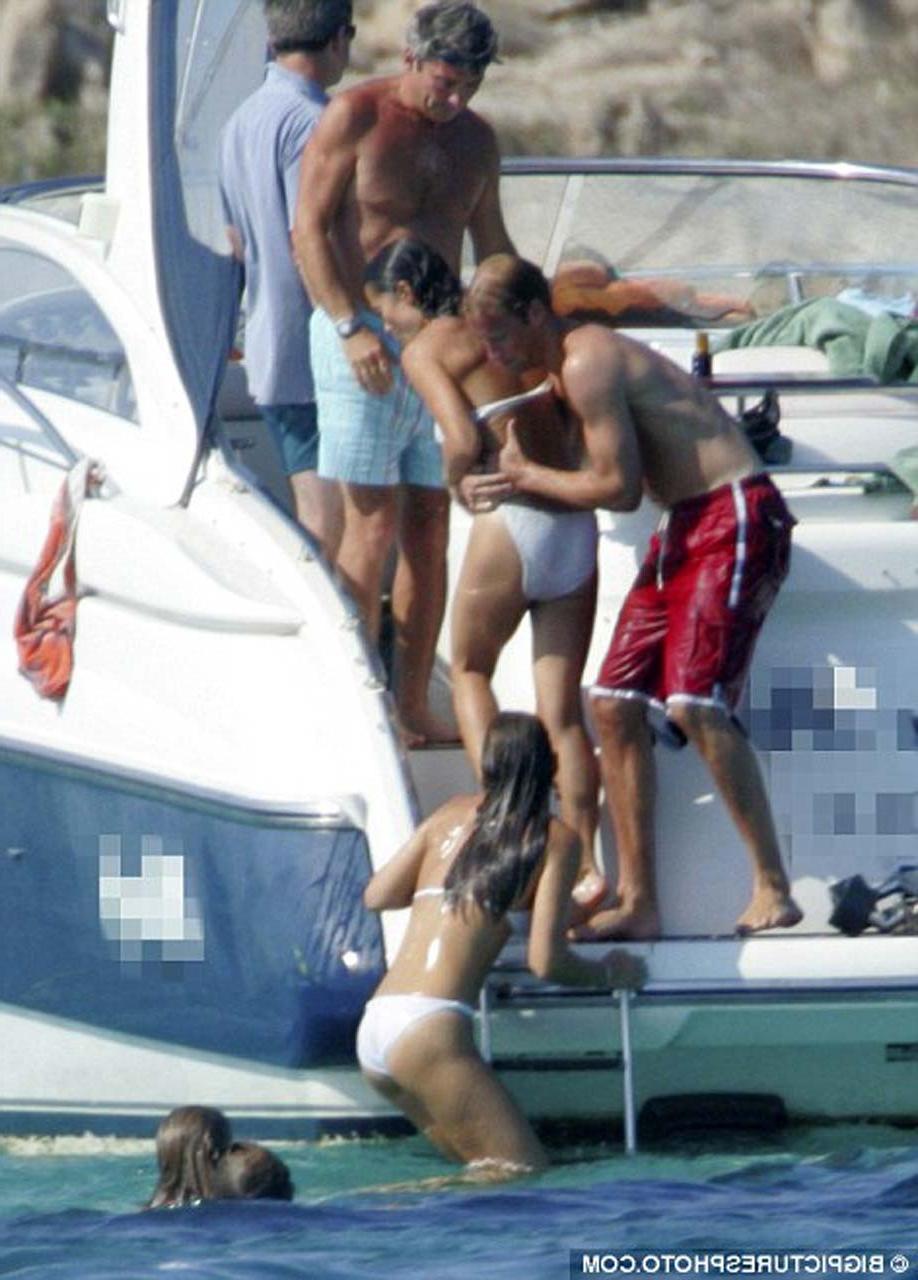 16P Pippa Middleton dancing without bra and enjoying in topless on yacht