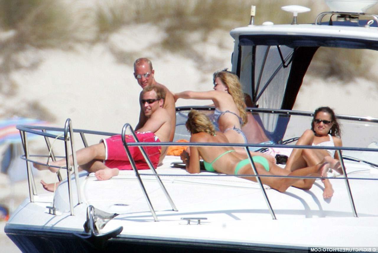 16P Pippa Middleton dancing without bra and enjoying in topless on yacht