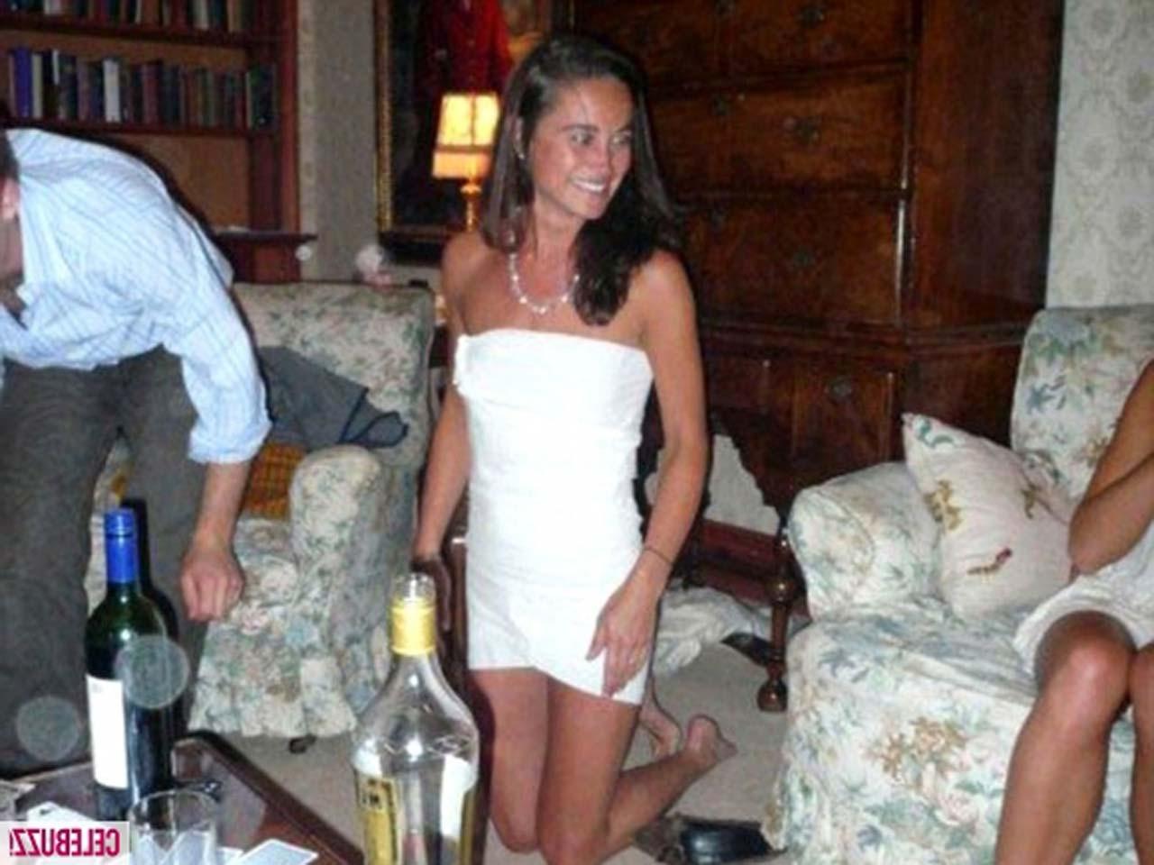 16P Pippa Middleton dancing without bra and enjoying in topless on yacht
