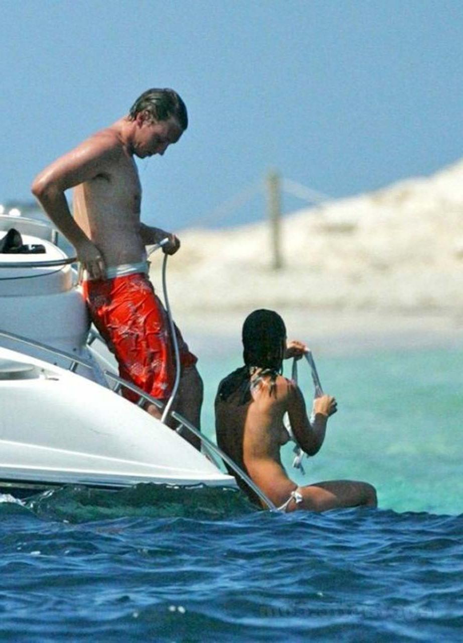 16P Pippa Middleton dancing without bra and enjoying in topless on yacht