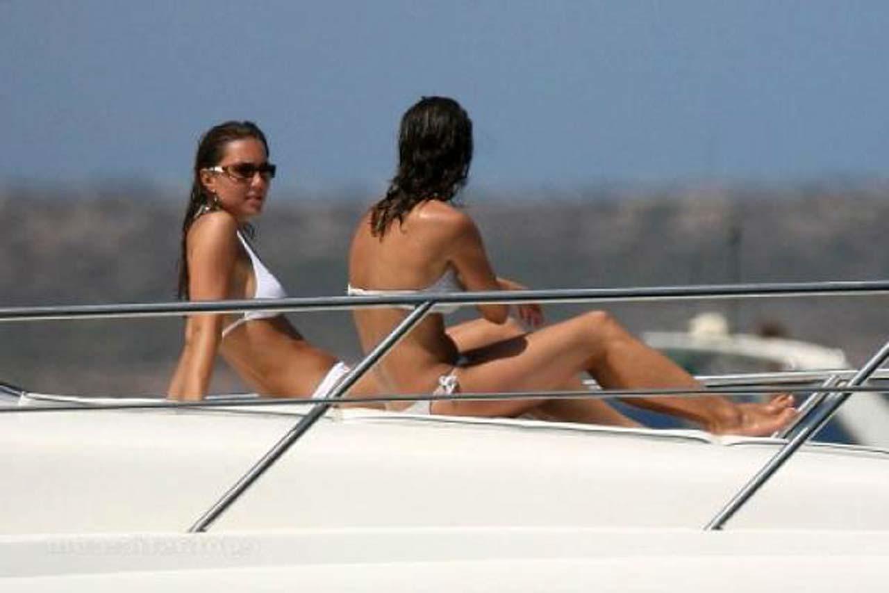 16P Pippa Middleton dancing without bra and enjoying in topless on yacht